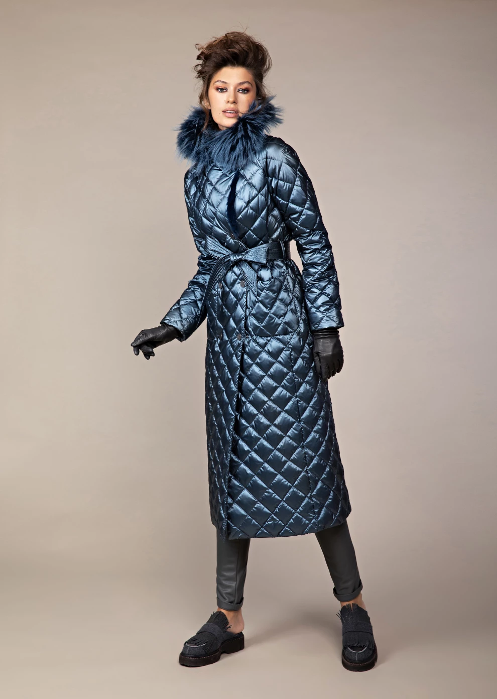 Длинное стеганое пальто с воротником из натурального меха (19W719-1233-IP016)