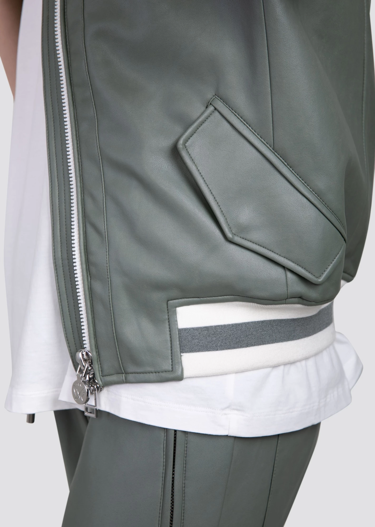 Жилет из экокожи (011NS180009-F0014)