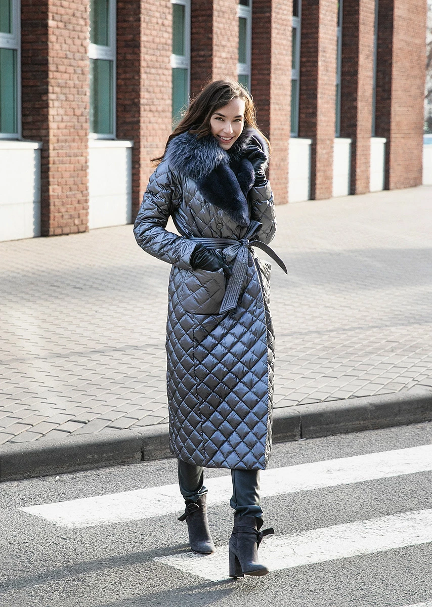 Длинное стеганое пальто с воротником из натурального меха (19W719-1233-IP016)