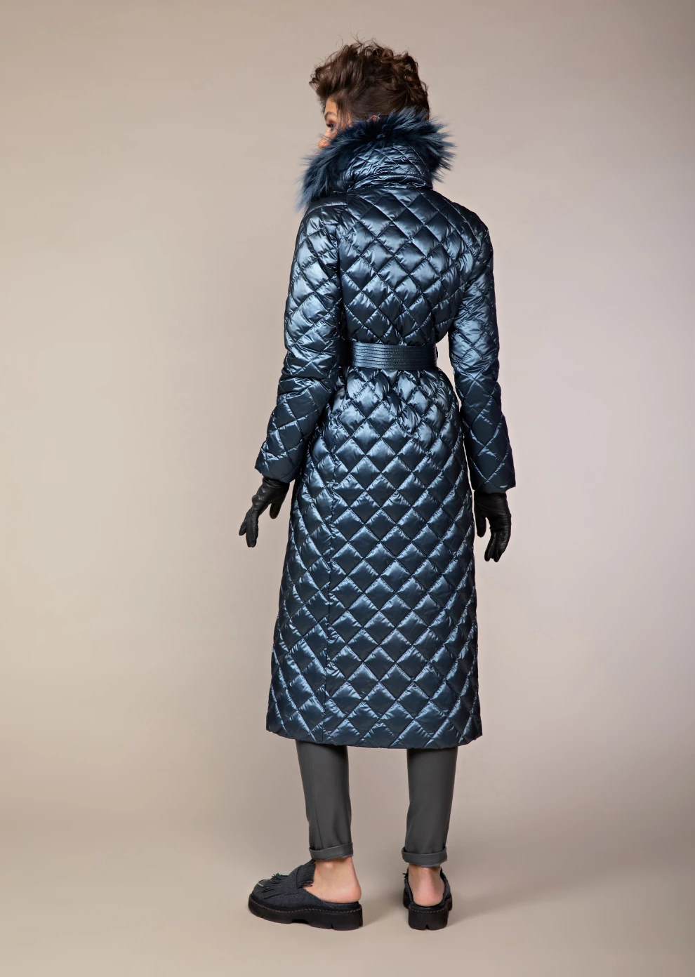 Длинное стеганое пальто с воротником из натурального меха (19W719-1233-IP016)