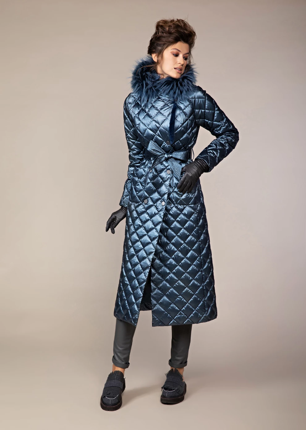 Длинное стеганое пальто с воротником из натурального меха (19W719-1233-IP016)